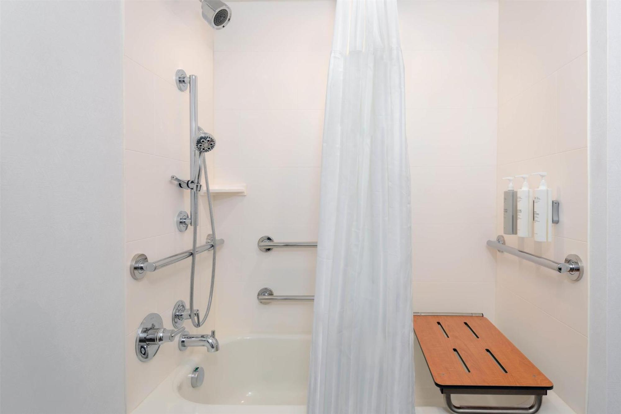 Habitación con cama extragrande y bañera accesible - Adaptada para personas con movilidad reducida